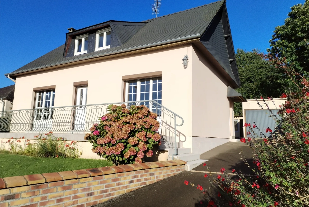 Belle maison à vendre à Lécousse avec vue, jardin et garage, prix attractif 