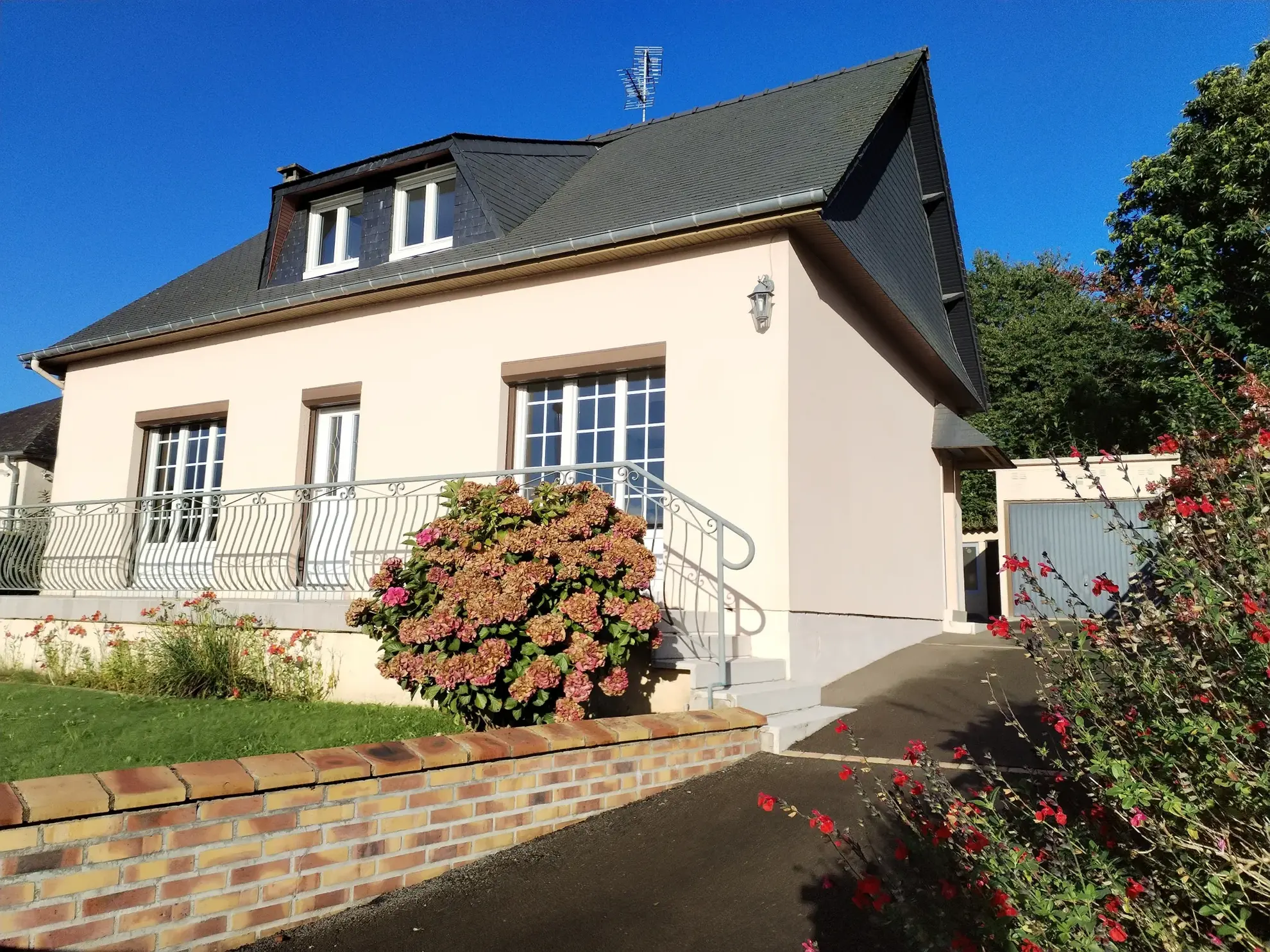 Belle maison à vendre à Lécousse avec vue, jardin et garage, prix attractif 