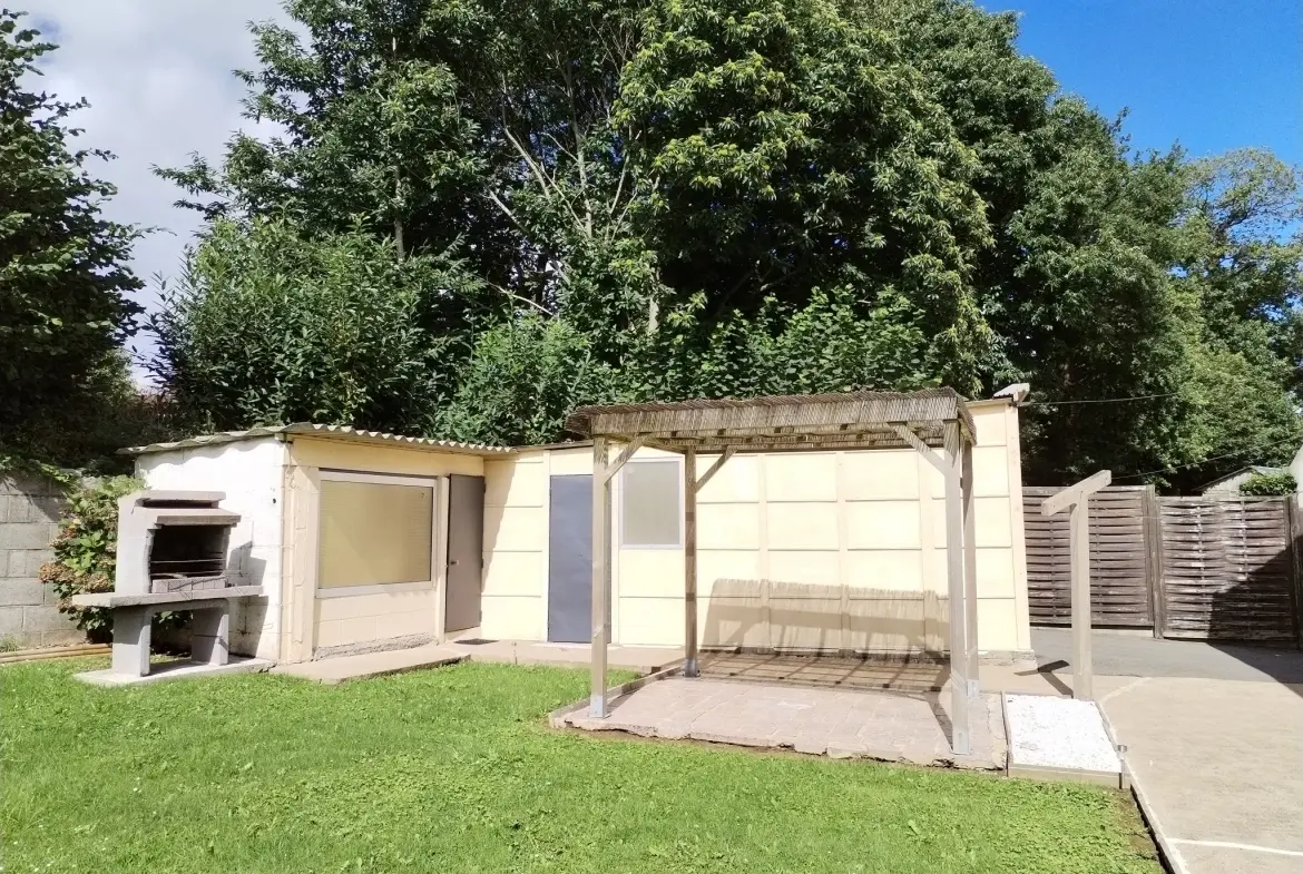 Belle maison à vendre à Lécousse avec vue, jardin et garage, prix attractif 