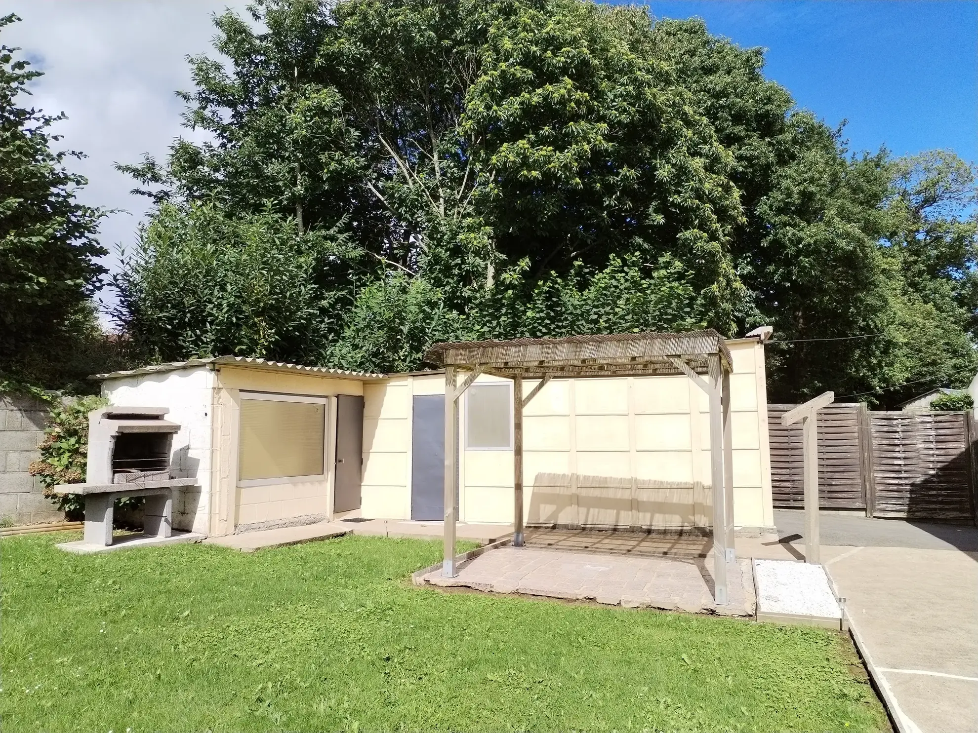 Belle maison à vendre à Lécousse avec vue, jardin et garage, prix attractif 