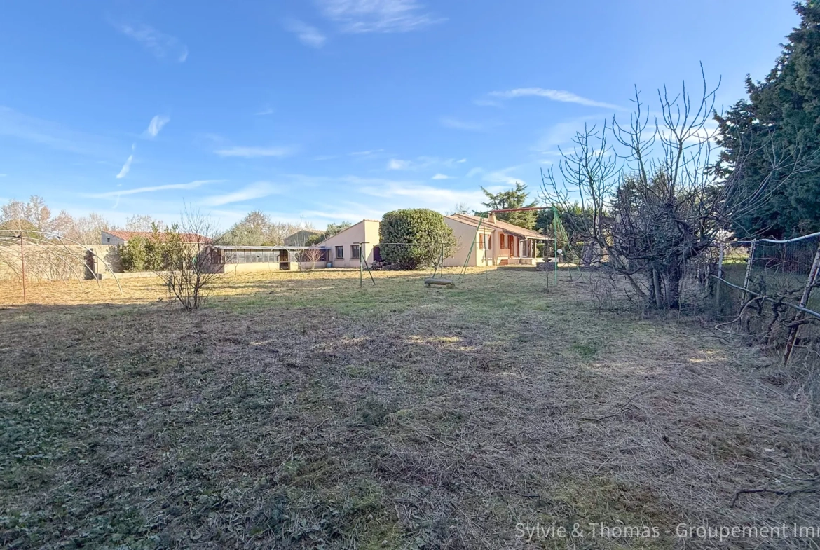 Maison de plain-pied à Caderousse avec dépendances et grand terrain de 4750 m² 