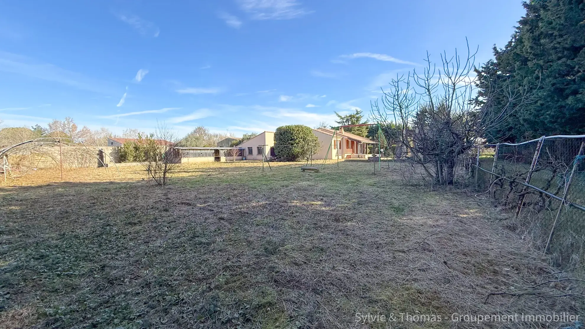 Maison de plain-pied à Caderousse avec dépendances et grand terrain de 4750 m² 