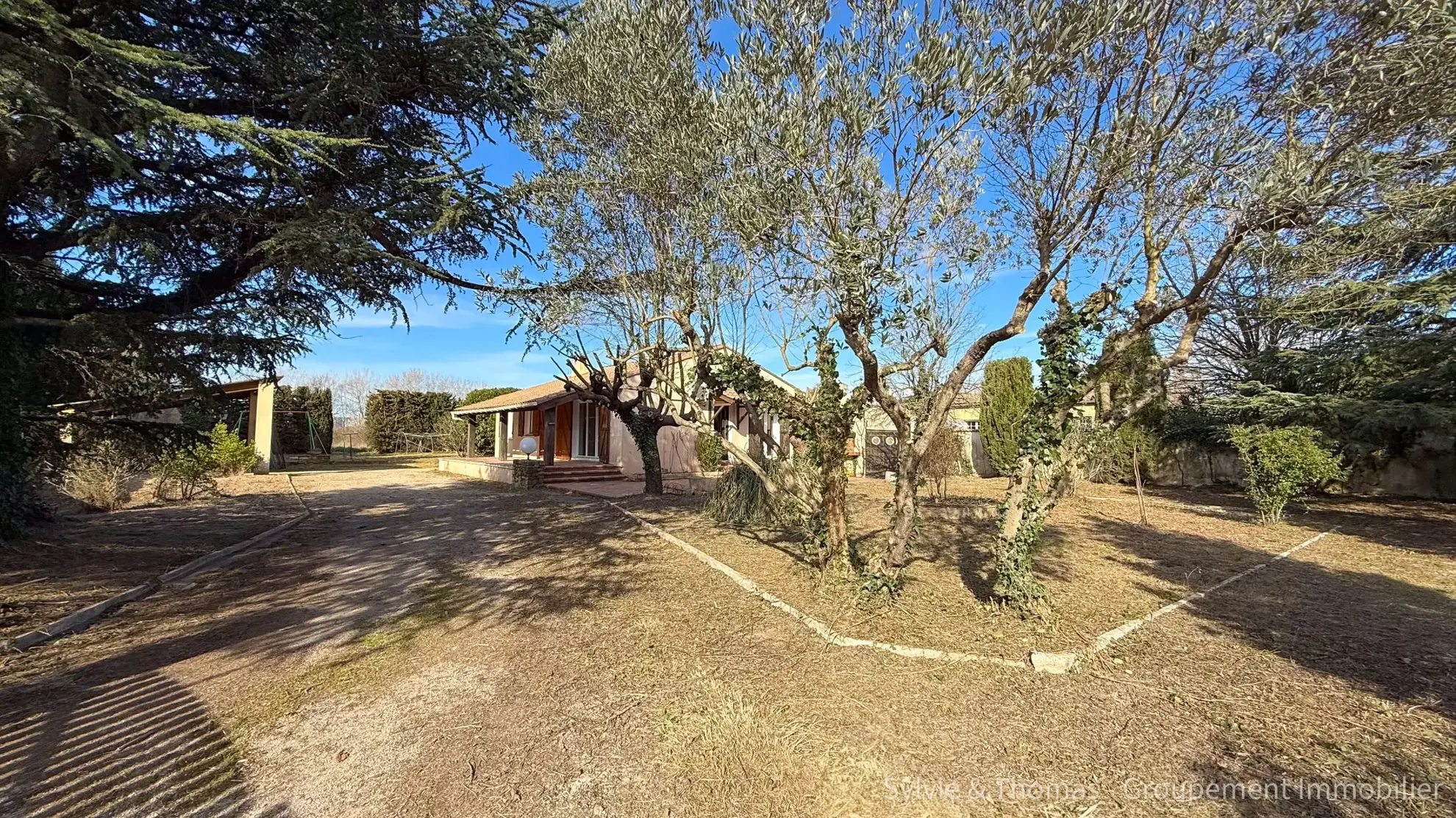 Maison de plain-pied à Caderousse avec dépendances et grand terrain de 4750 m² 