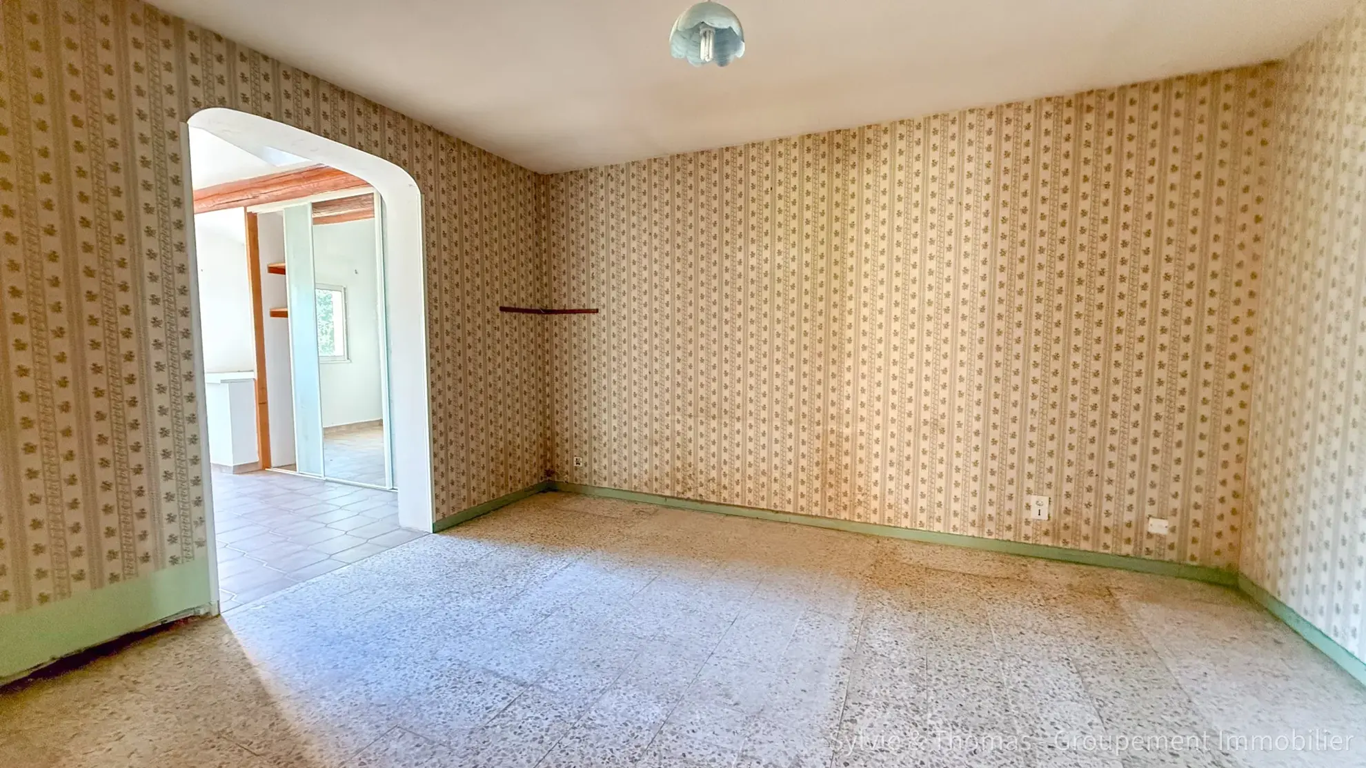 Maison de plain-pied à Caderousse avec dépendances et grand terrain de 4750 m² 