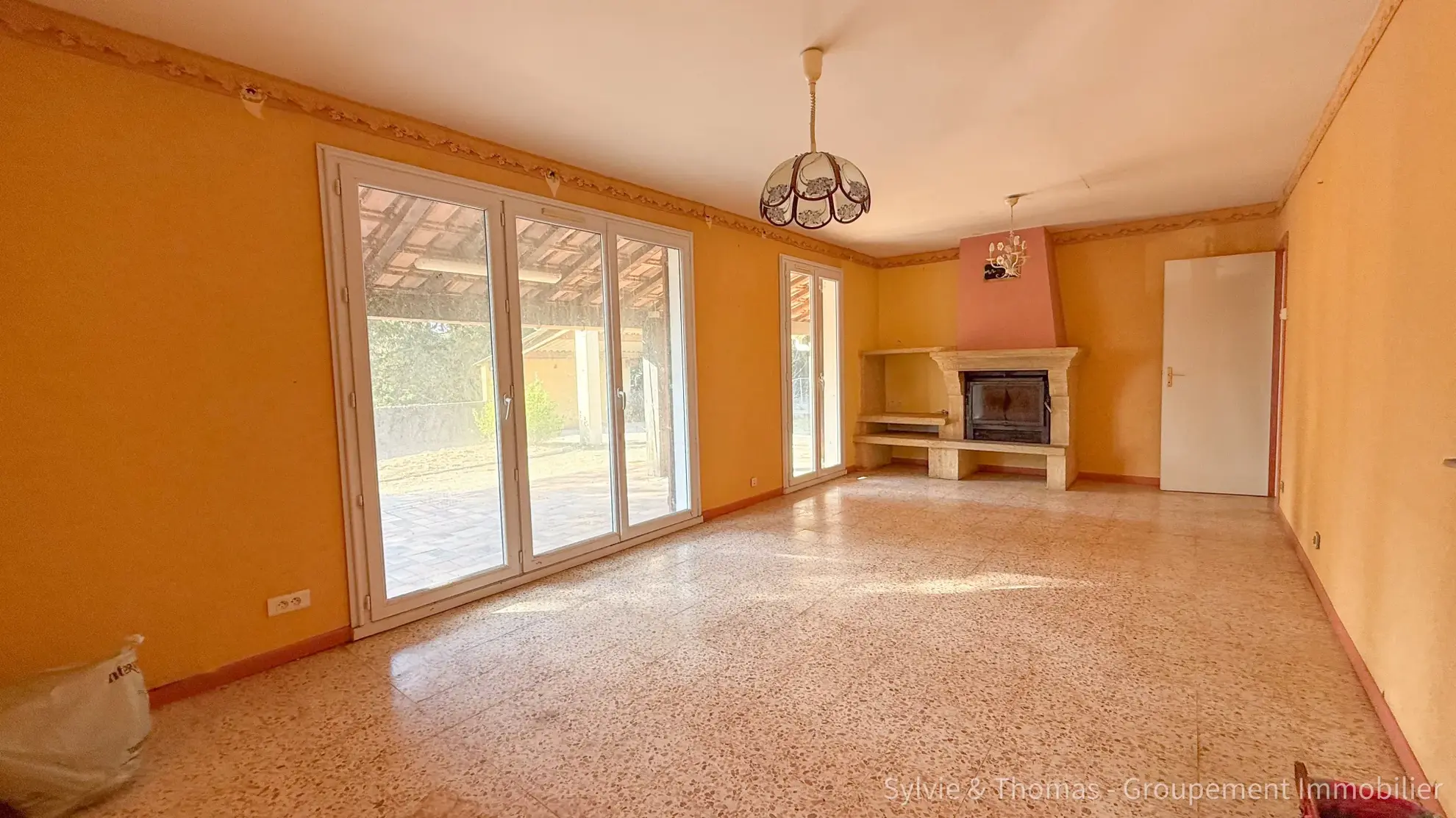 Maison de plain-pied à Caderousse avec dépendances et grand terrain de 4750 m² 