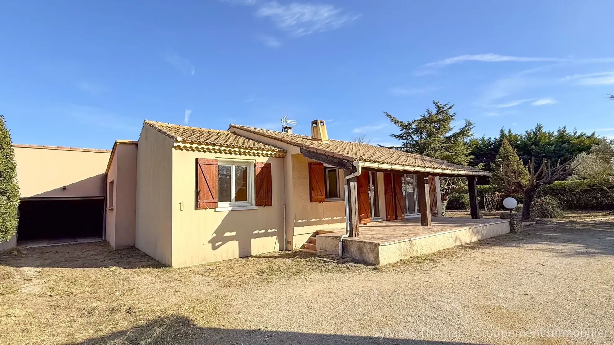 Maison de plain-pied à Caderousse avec dépendances et grand terrain de 4750 m² 