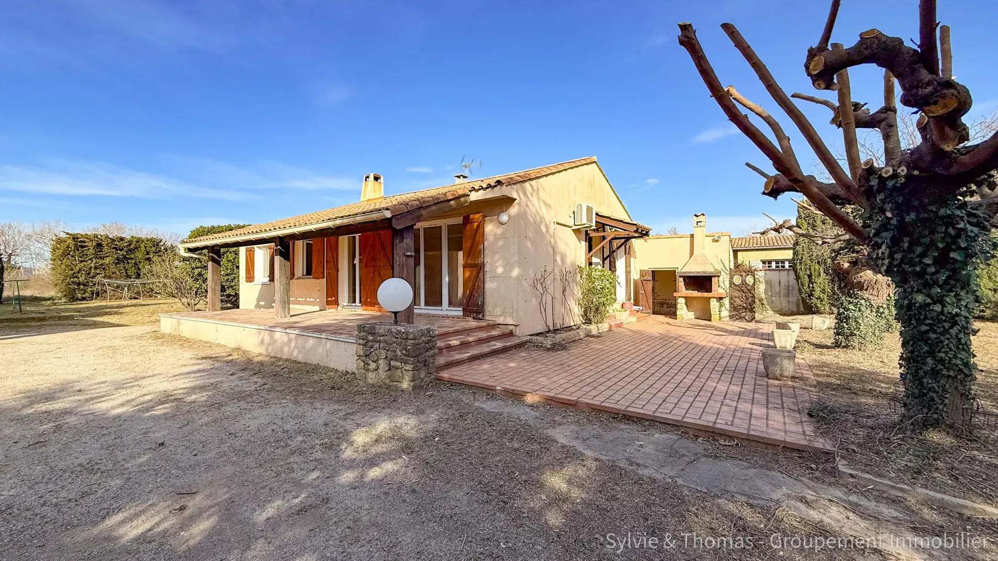 Maison de plain-pied à Caderousse avec dépendances et grand terrain de 4750 m² 