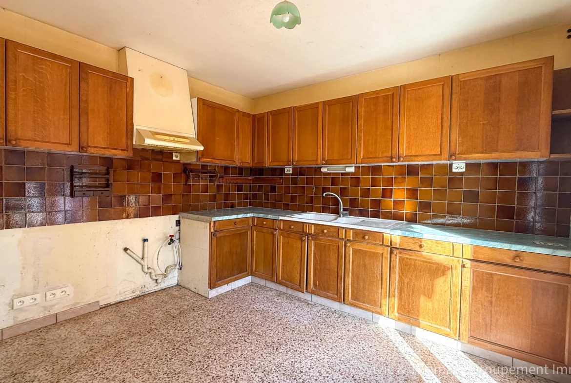 Maison de plain-pied à Caderousse avec dépendances et grand terrain de 4750 m² 