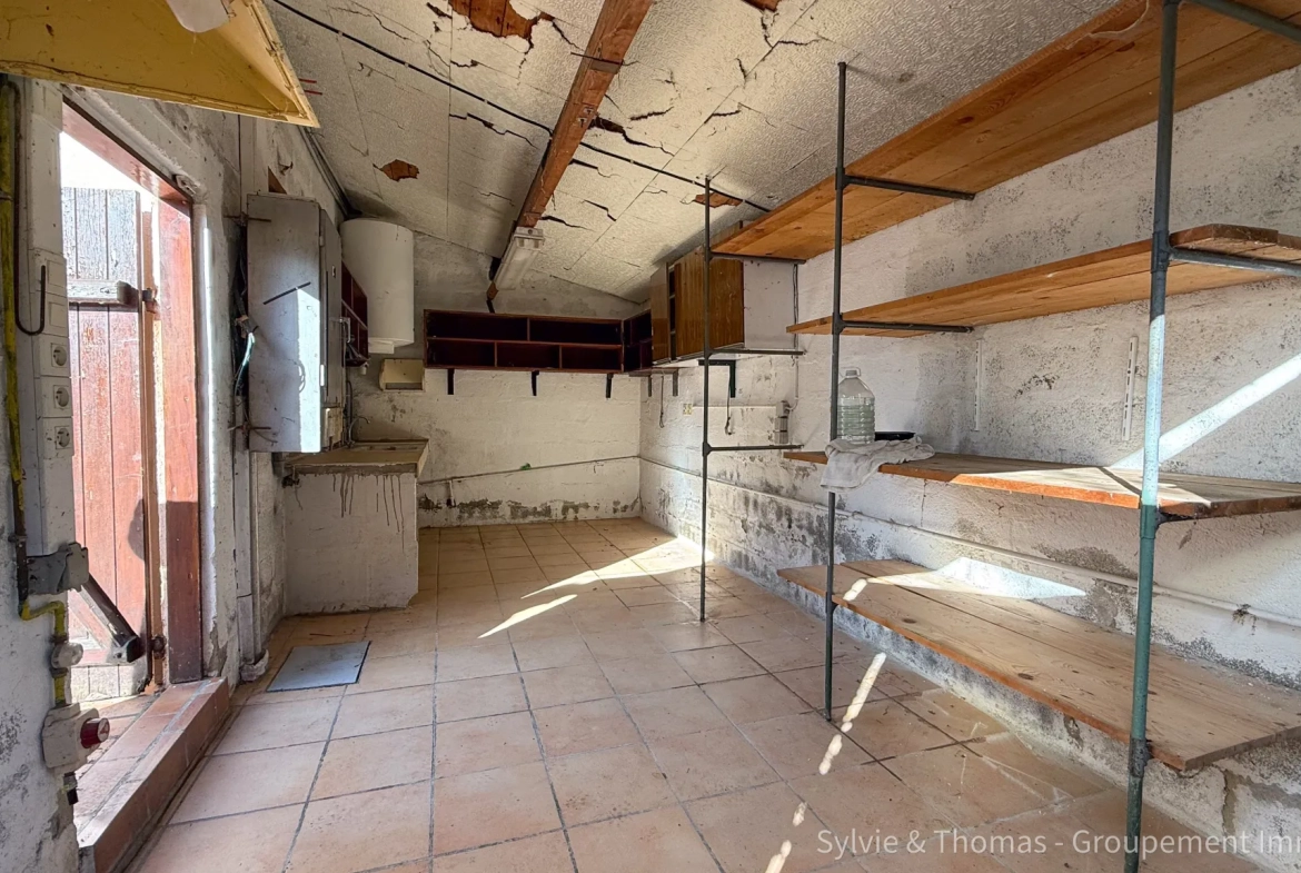 Maison de plain-pied à Caderousse avec dépendances et grand terrain de 4750 m² 