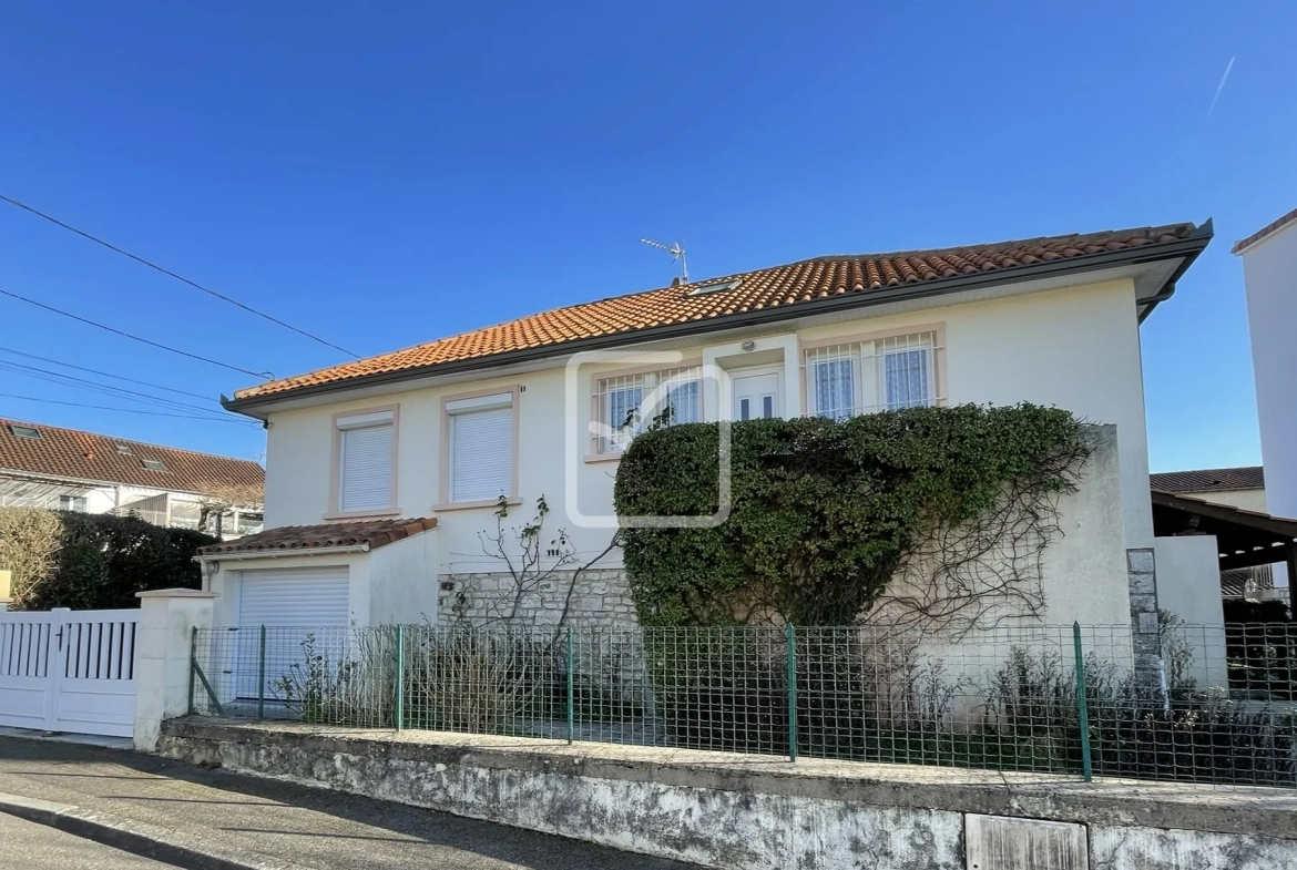 Belle maison de ville à Cahors avec jardin et garage, proche centre-ville 