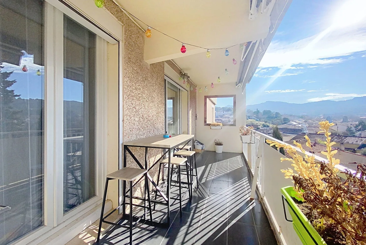 Appartement lumineux de 97 m² à Gardanne avec terrasse, garage et vue dégagée 