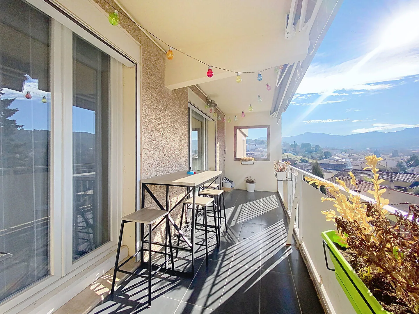 Appartement lumineux de 97 m² à Gardanne avec terrasse, garage et vue dégagée 