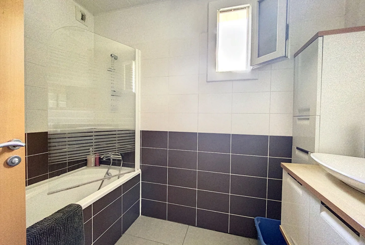 Appartement lumineux de 97 m² à Gardanne avec terrasse, garage et vue dégagée 