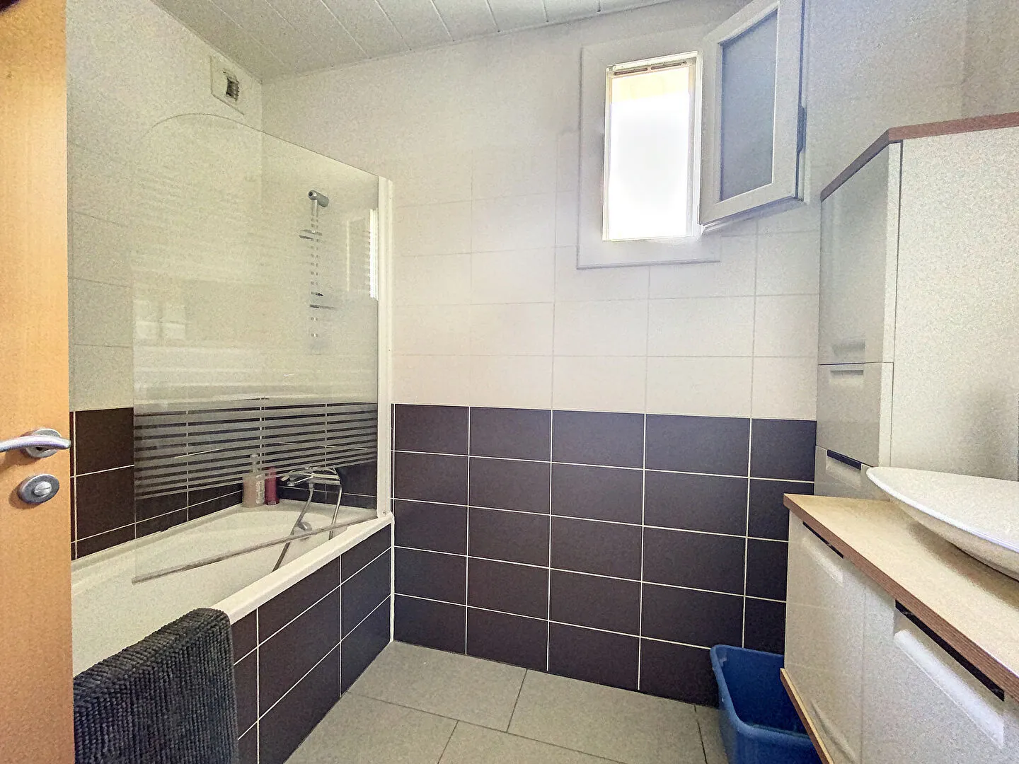 Appartement lumineux de 97 m² à Gardanne avec terrasse, garage et vue dégagée 