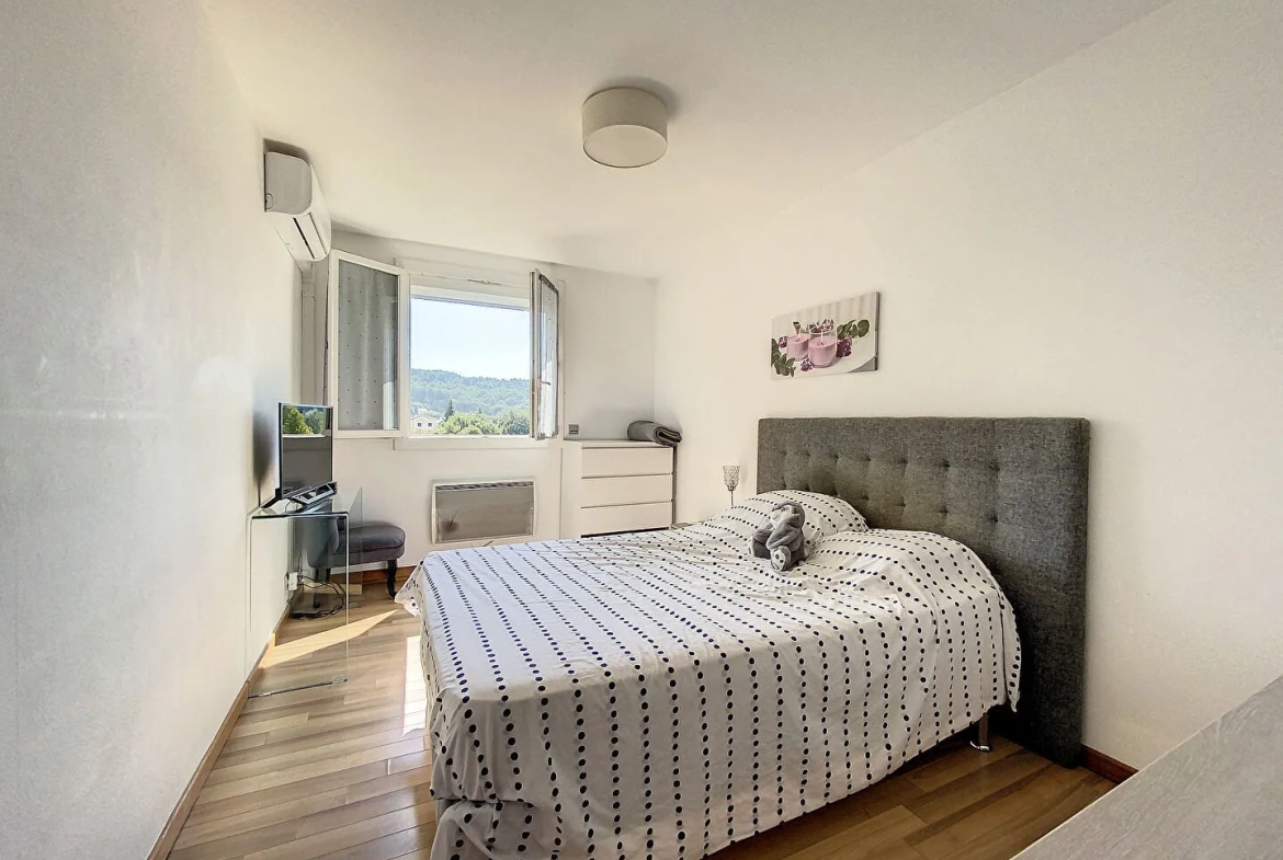 Appartement lumineux de 97 m² à Gardanne avec terrasse, garage et vue dégagée 