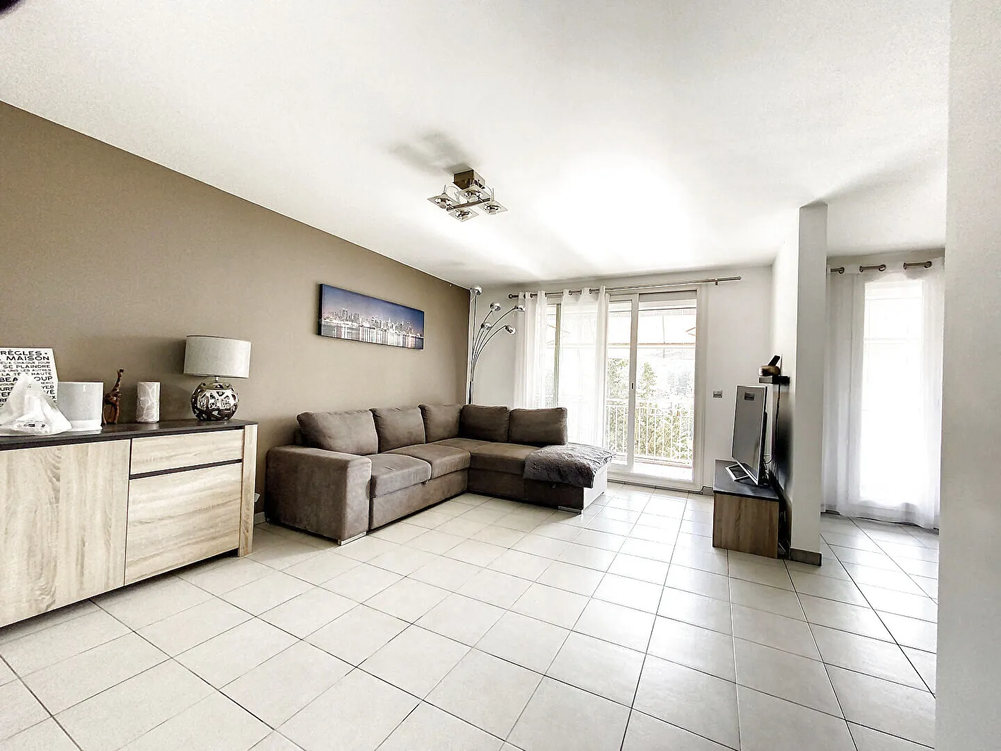 Appartement lumineux de 97 m² à Gardanne avec terrasse, garage et vue dégagée 