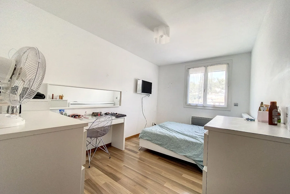 Appartement lumineux de 97 m² à Gardanne avec terrasse, garage et vue dégagée 
