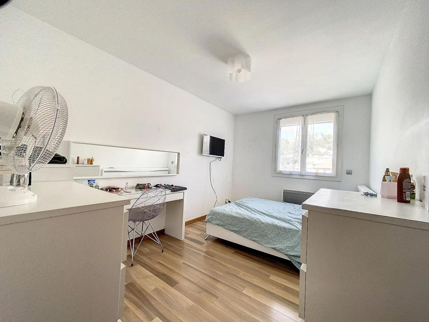 Appartement lumineux de 97 m² à Gardanne avec terrasse, garage et vue dégagée 