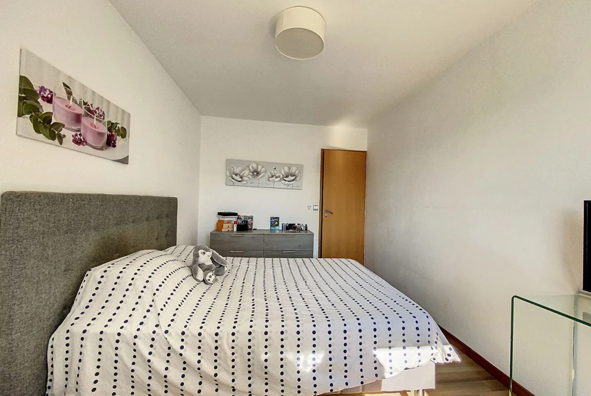Appartement lumineux de 97 m² à Gardanne avec terrasse, garage et vue dégagée 