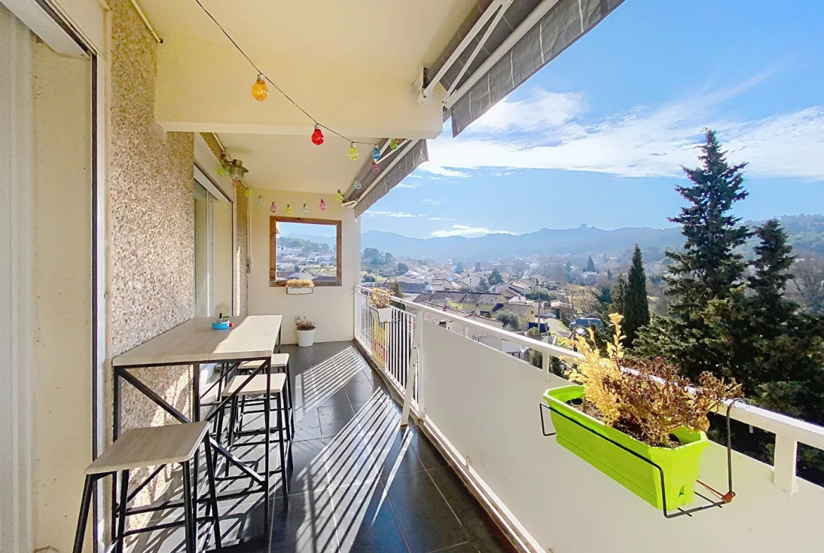 Appartement lumineux de 97 m² à Gardanne avec terrasse, garage et vue dégagée 