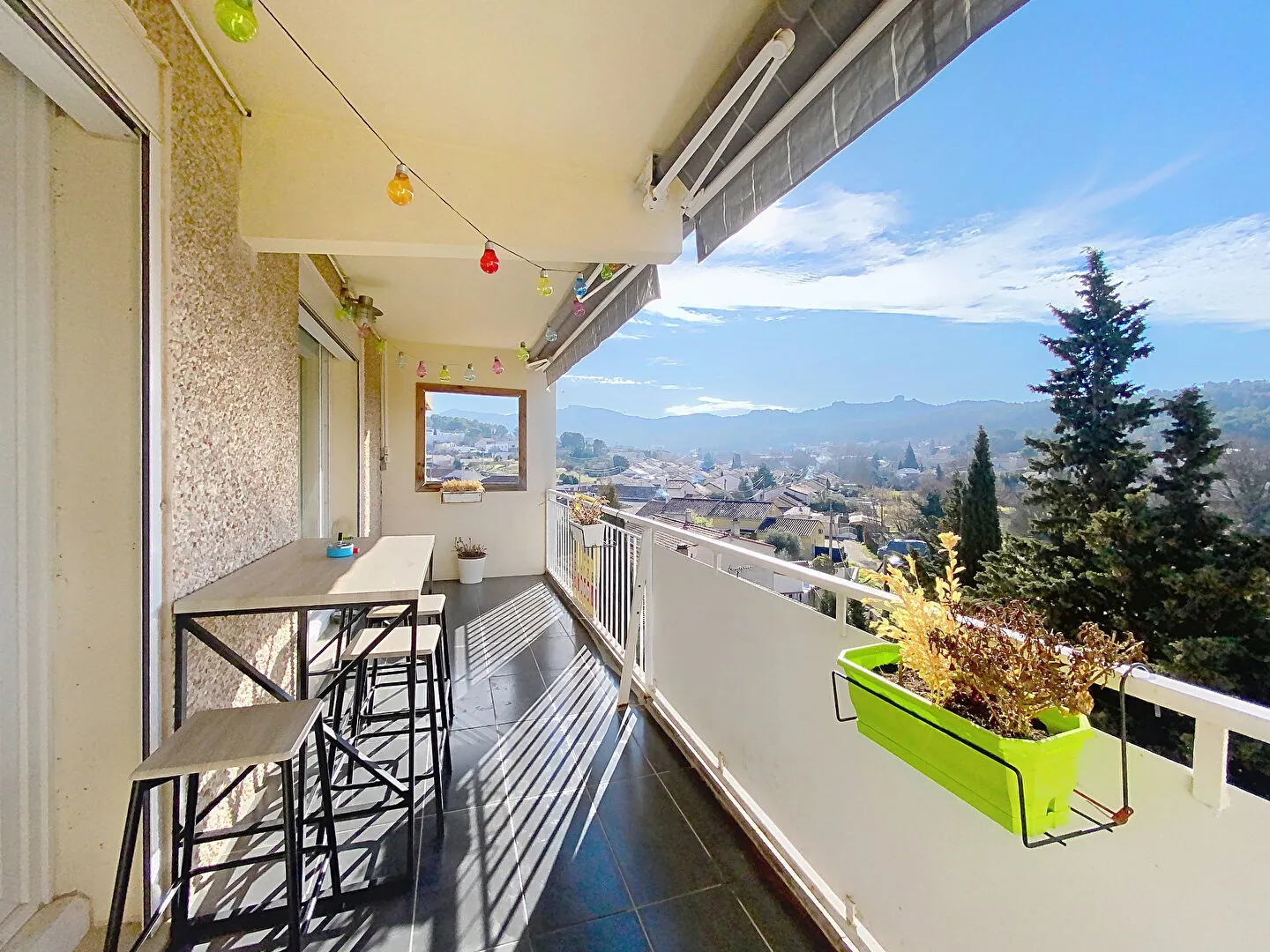 Appartement lumineux de 97 m² à Gardanne avec terrasse, garage et vue dégagée 
