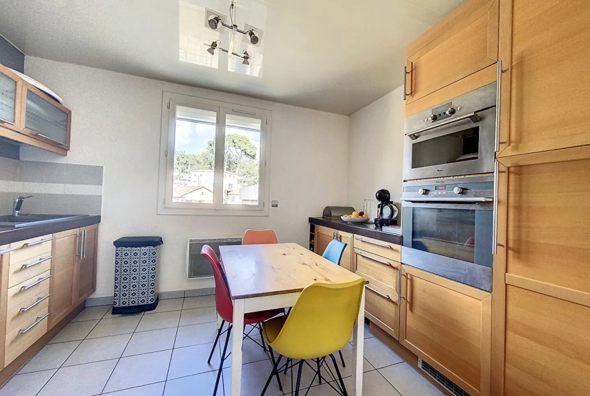 Appartement lumineux de 97 m² à Gardanne avec terrasse, garage et vue dégagée 