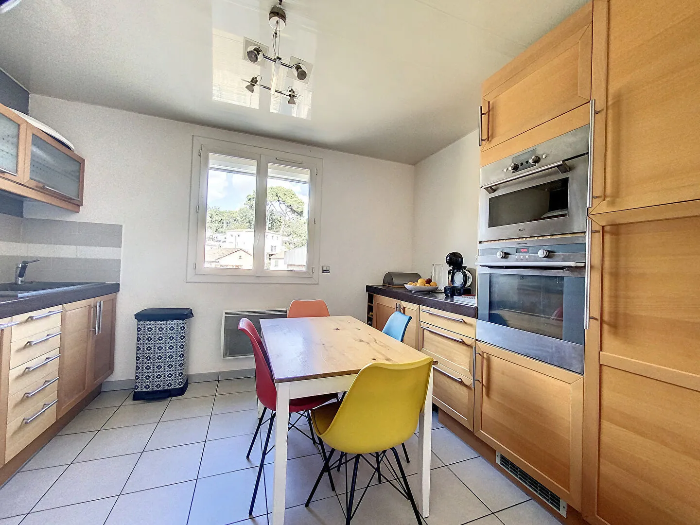 Appartement lumineux de 97 m² à Gardanne avec terrasse, garage et vue dégagée 
