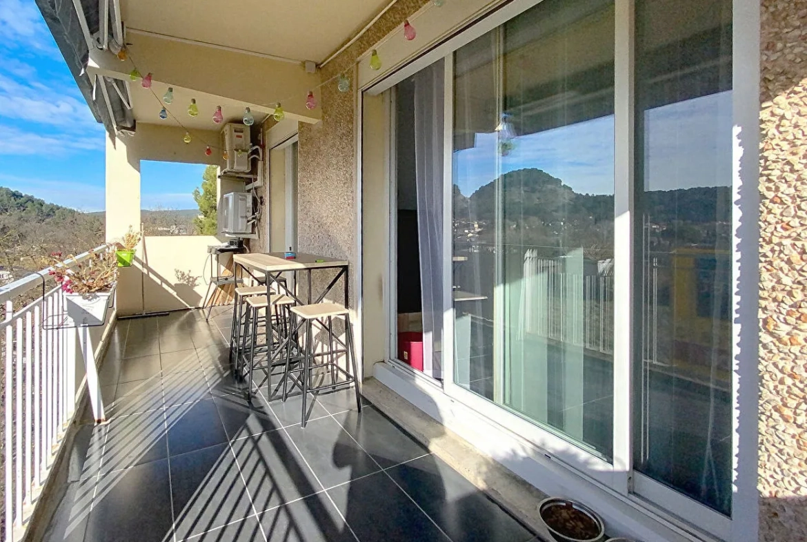 Appartement lumineux de 97 m² à Gardanne avec terrasse, garage et vue dégagée 