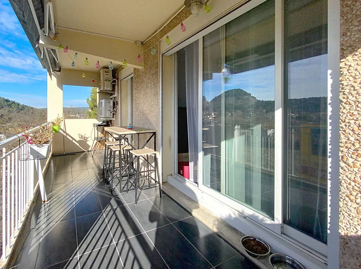 Appartement lumineux de 97 m² à Gardanne avec terrasse, garage et vue dégagée 