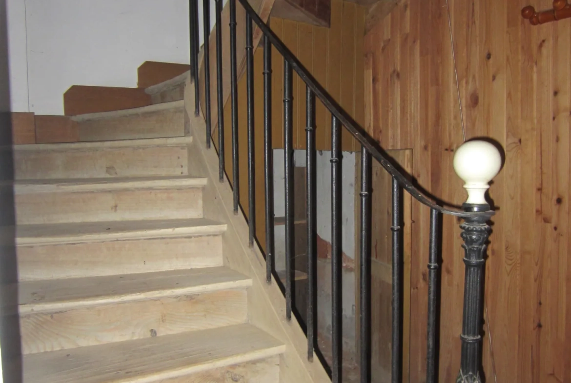 Maison médiévale avec colombages et potentiel de rénovation à Lezat sur le Léze 