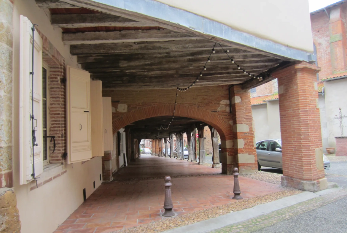Maison médiévale avec colombages et potentiel de rénovation à Lezat sur le Léze 