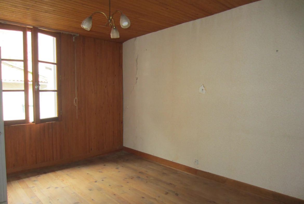Maison médiévale avec colombages et potentiel de rénovation à Lezat sur le Léze 