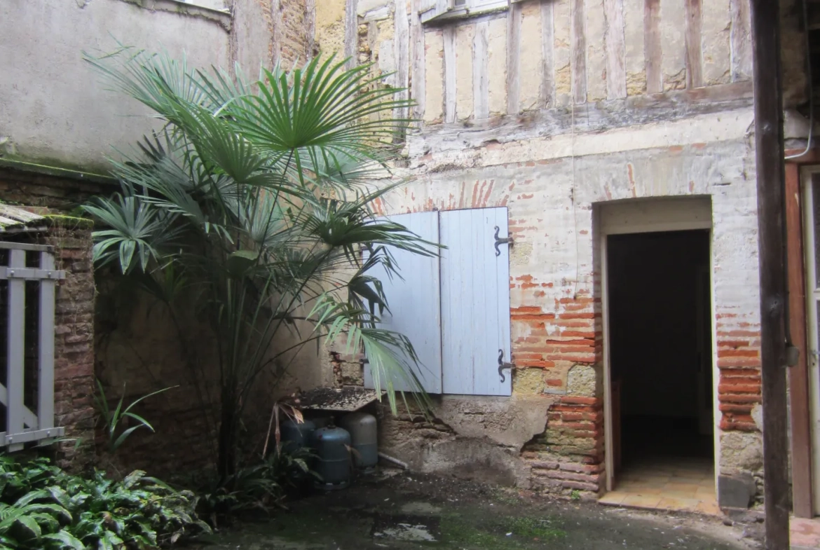 Maison médiévale avec colombages et potentiel de rénovation à Lezat sur le Léze 