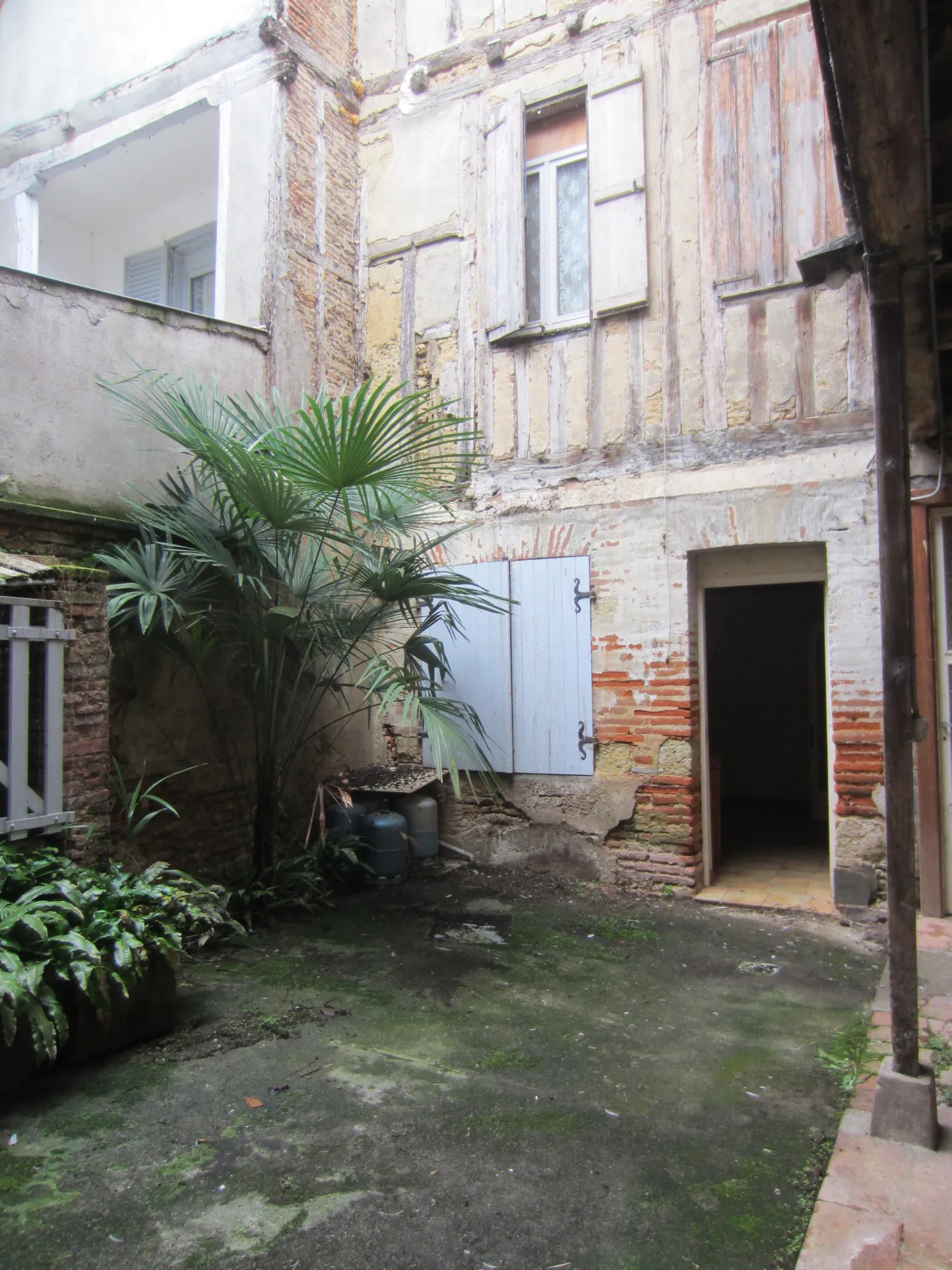 Maison médiévale avec colombages et potentiel de rénovation à Lezat sur le Léze 