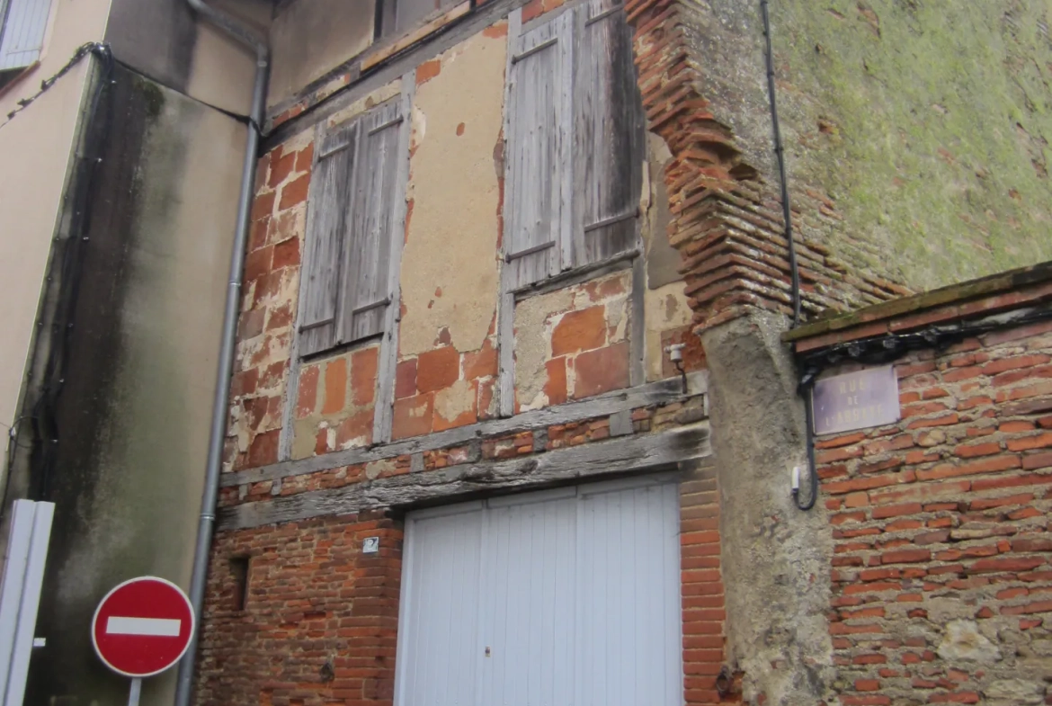 Maison médiévale avec colombages et potentiel de rénovation à Lezat sur le Léze 