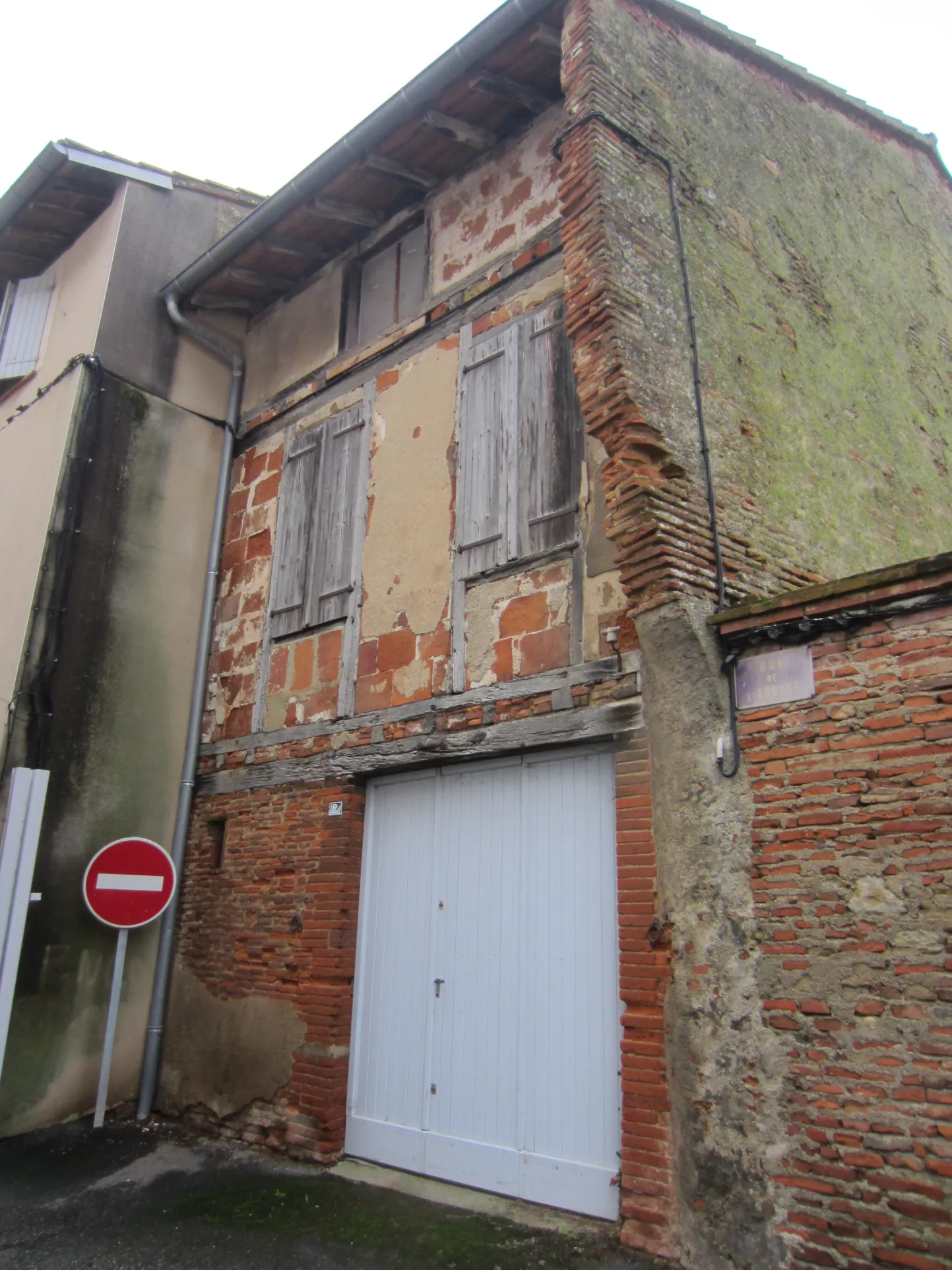 Maison médiévale avec colombages et potentiel de rénovation à Lezat sur le Léze 