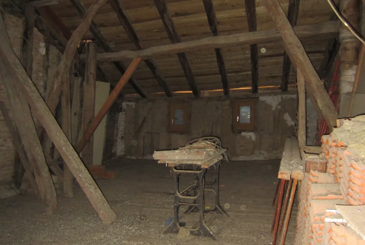 Maison médiévale avec colombages et potentiel de rénovation à Lezat sur le Léze 