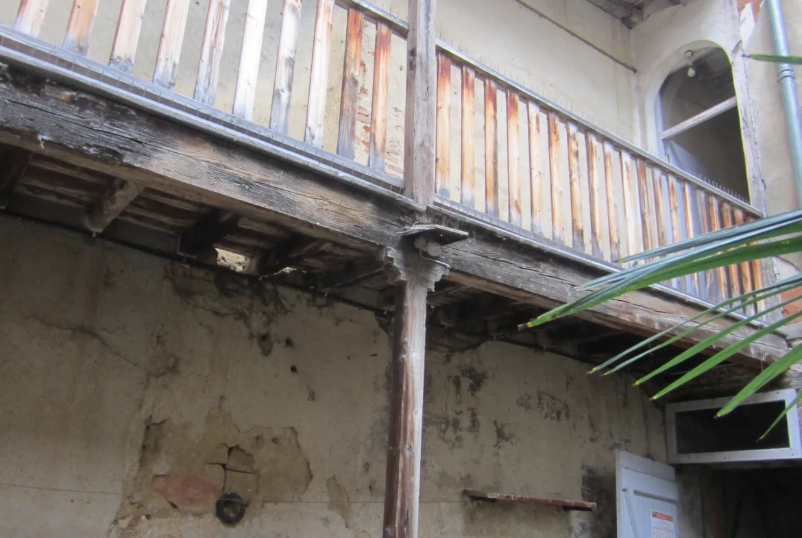 Maison médiévale avec colombages et potentiel de rénovation à Lezat sur le Léze 