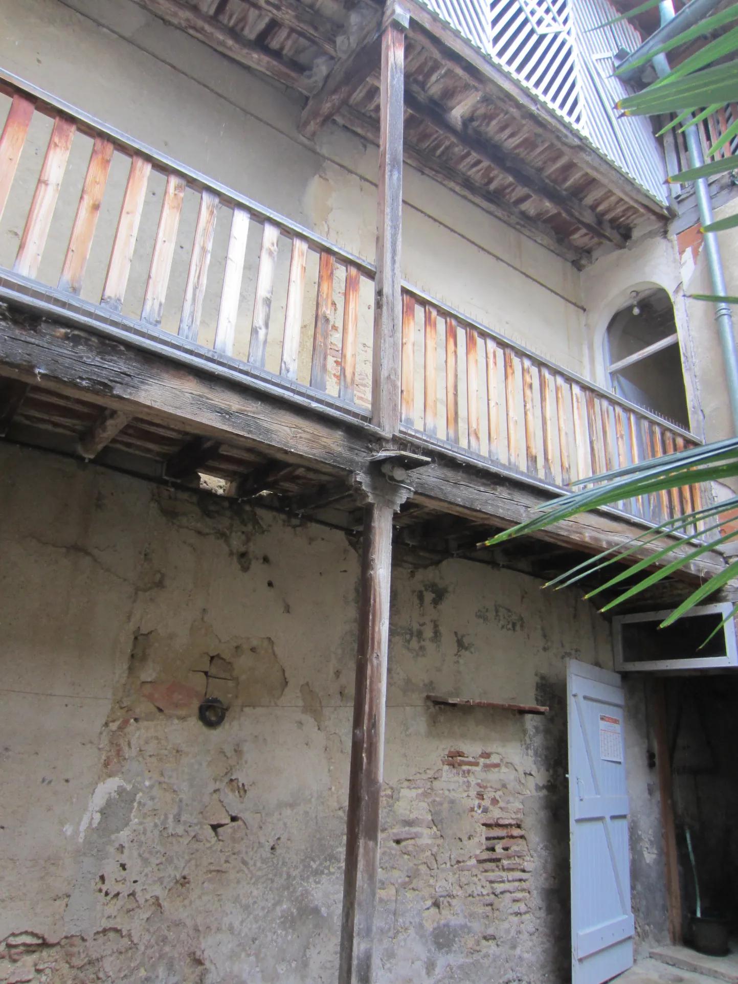 Maison médiévale avec colombages et potentiel de rénovation à Lezat sur le Léze 