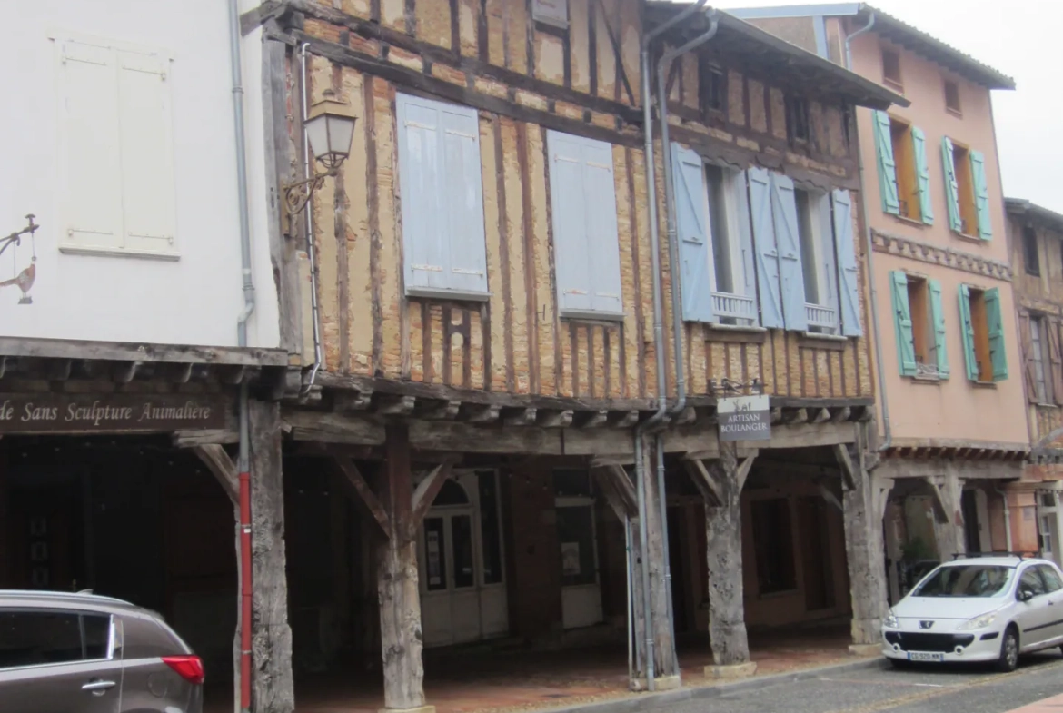 Maison médiévale avec colombages et potentiel de rénovation à Lezat sur le Léze 