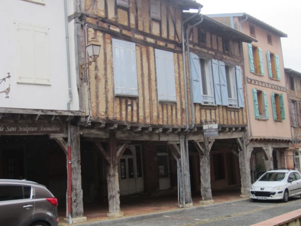 Maison médiévale avec colombages et potentiel de rénovation à Lezat sur le Léze