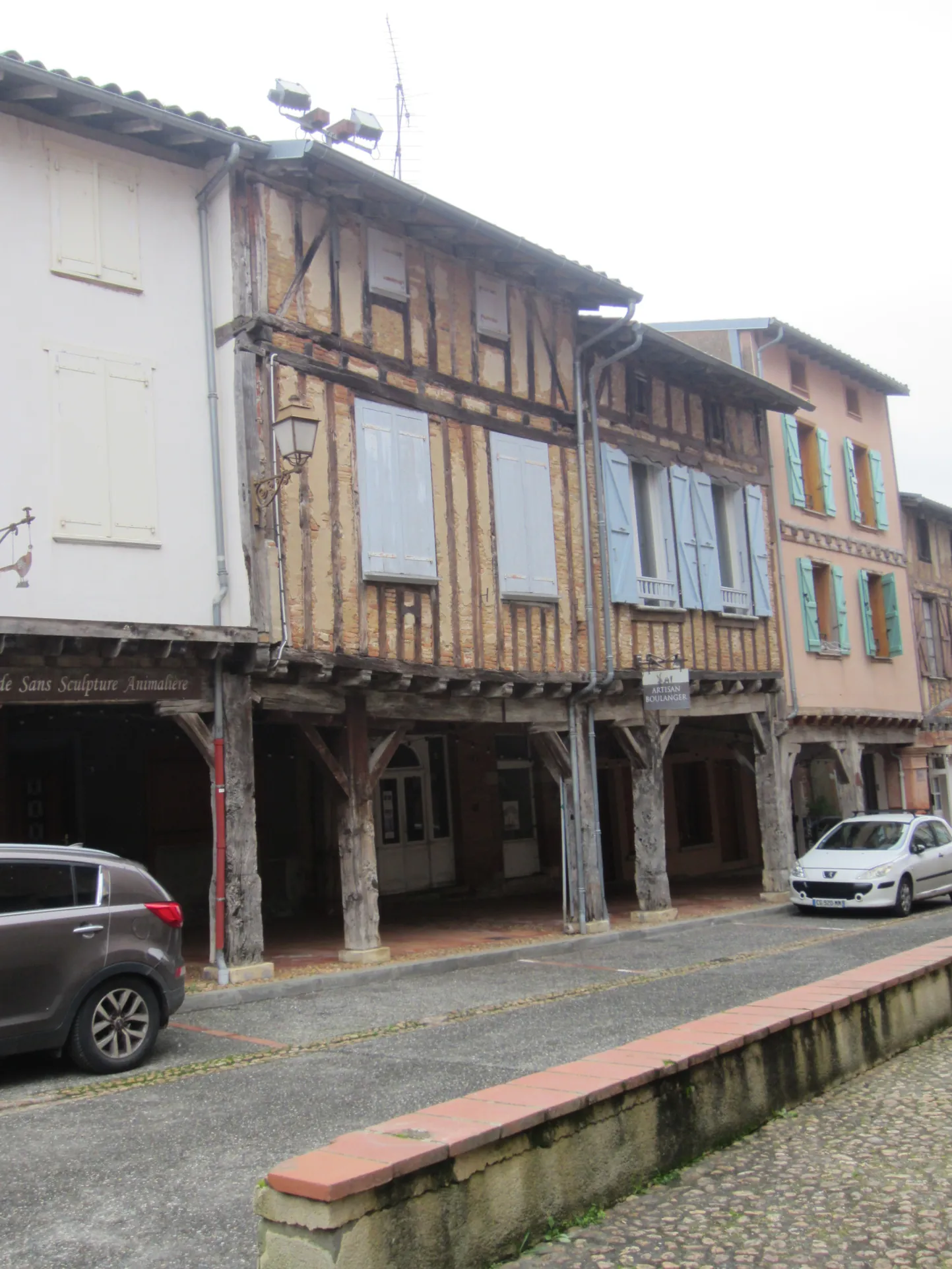 Maison médiévale avec colombages et potentiel de rénovation à Lezat sur le Léze 