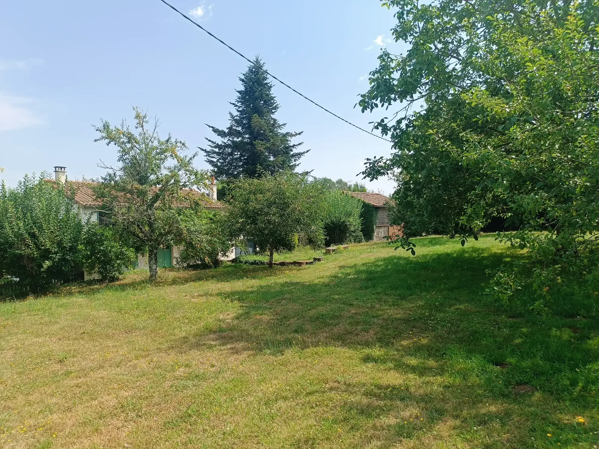 Maison de campagne en pierre à Bioussac (16700) avec jardin, terrasse et garage 