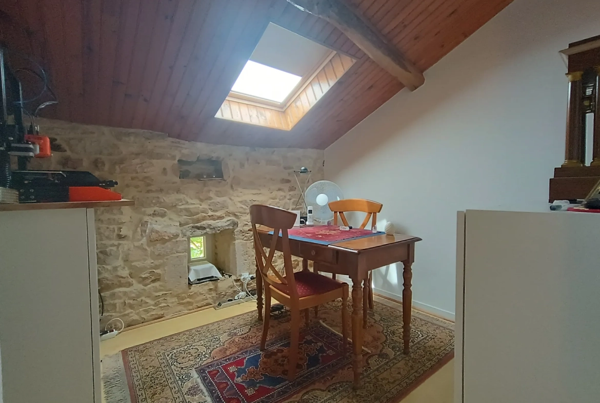 Maison de campagne en pierre à Bioussac (16700) avec jardin, terrasse et garage 
