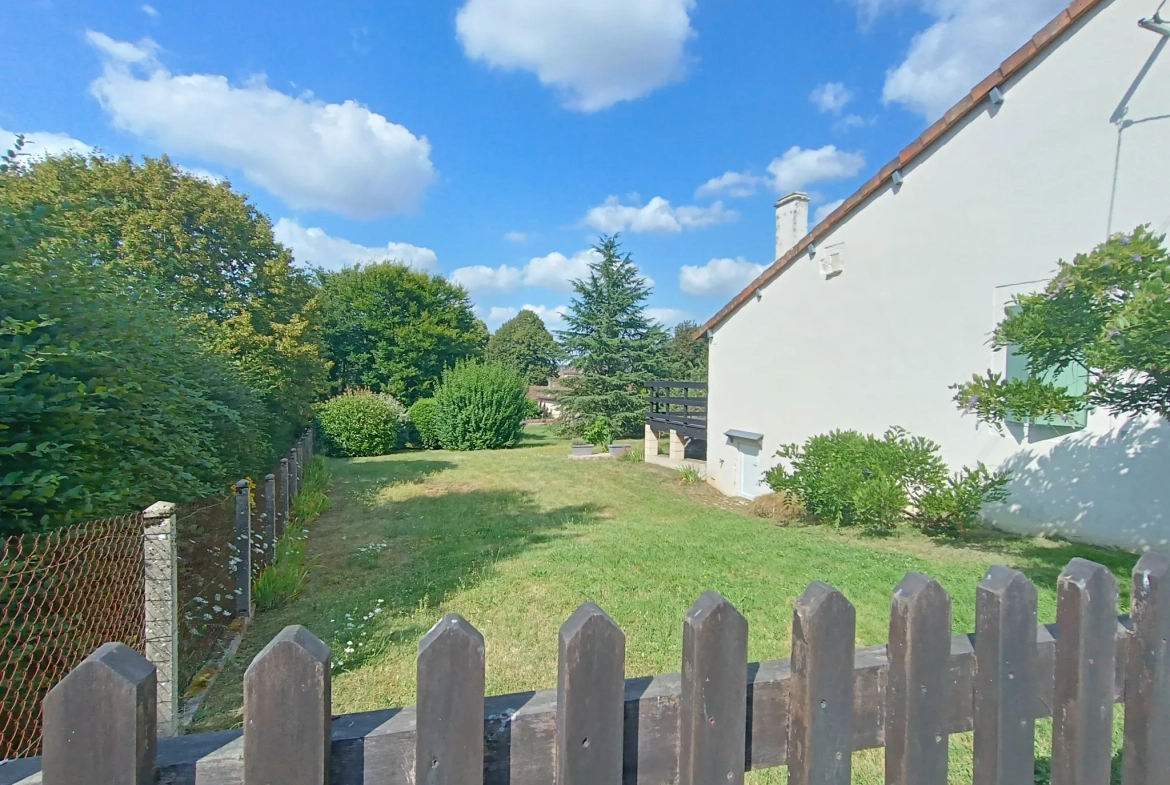 Maison de campagne en pierre à Bioussac (16700) avec jardin, terrasse et garage 