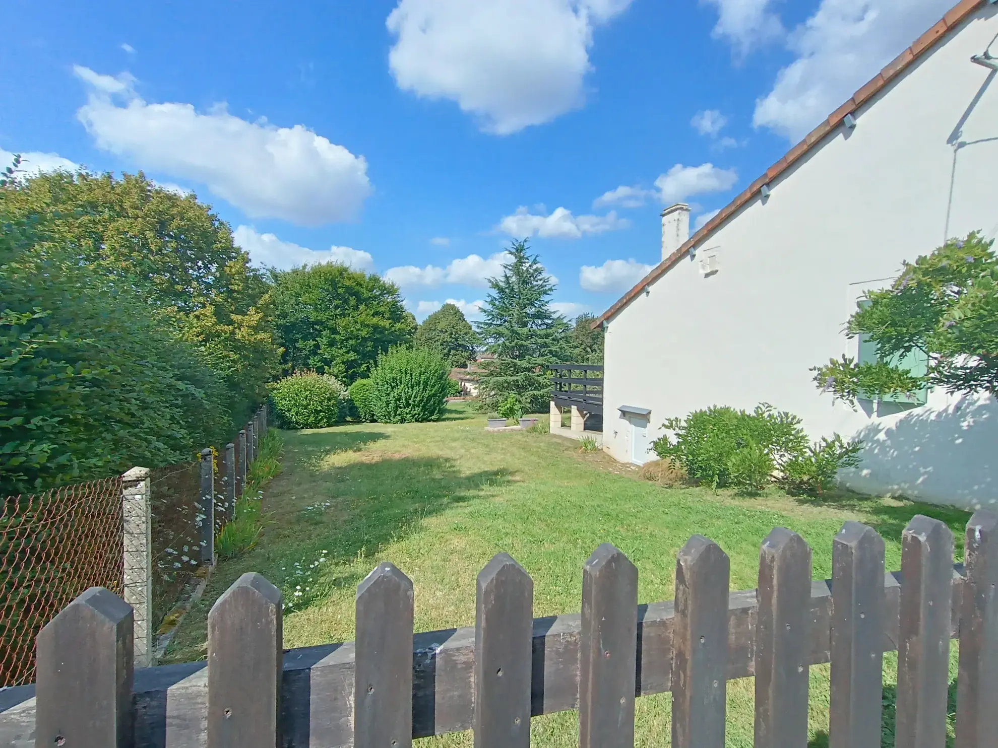 Maison de campagne en pierre à Bioussac (16700) avec jardin, terrasse et garage 