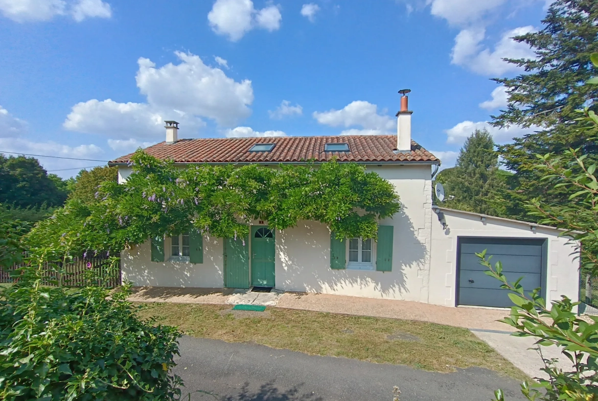 Maison de campagne en pierre à Bioussac (16700) avec jardin, terrasse et garage 