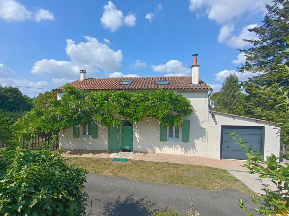 Maison de campagne en pierre à Bioussac (16700) avec jardin, terrasse et garage