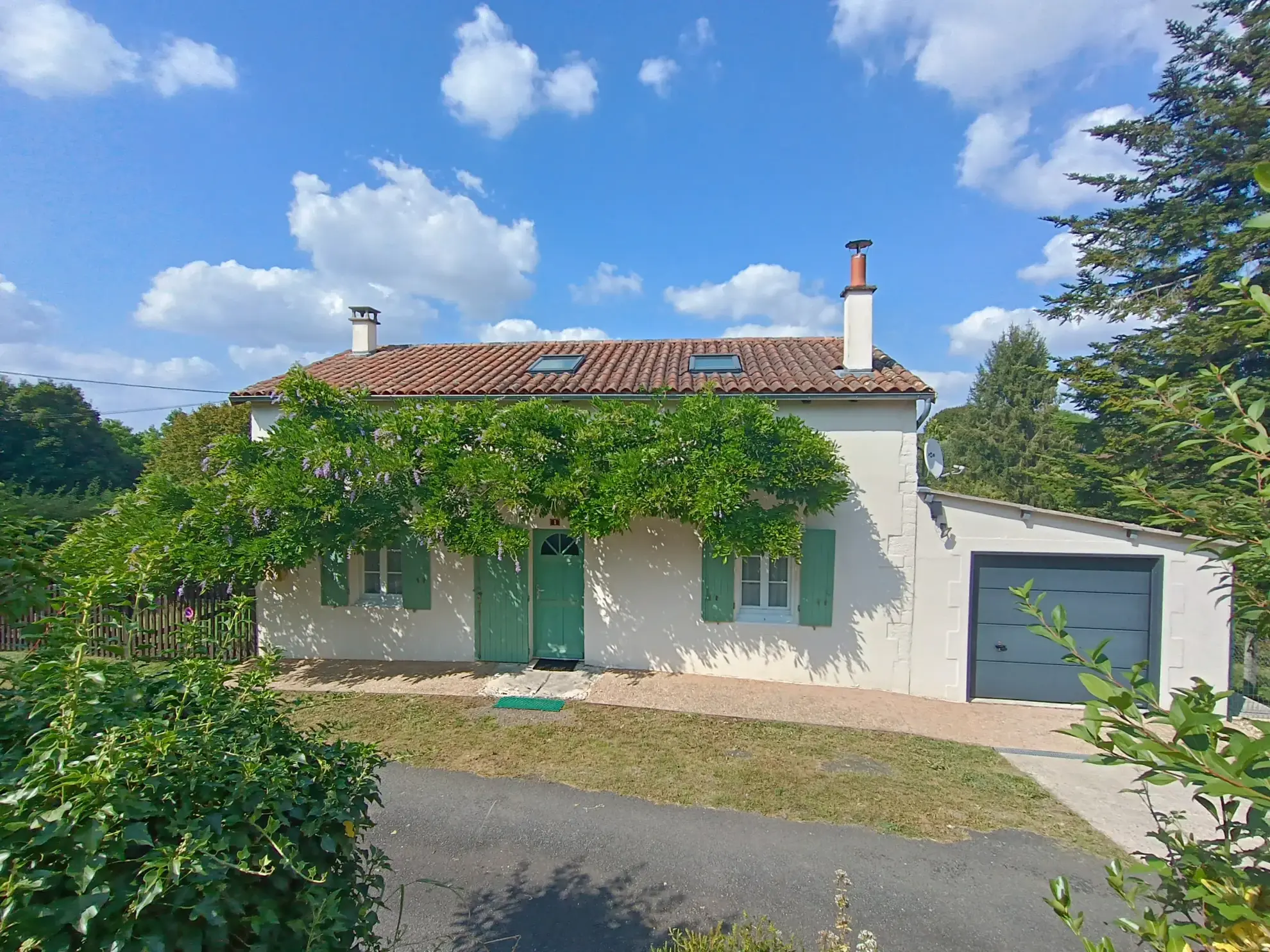 Maison de campagne en pierre à Bioussac (16700) avec jardin, terrasse et garage 