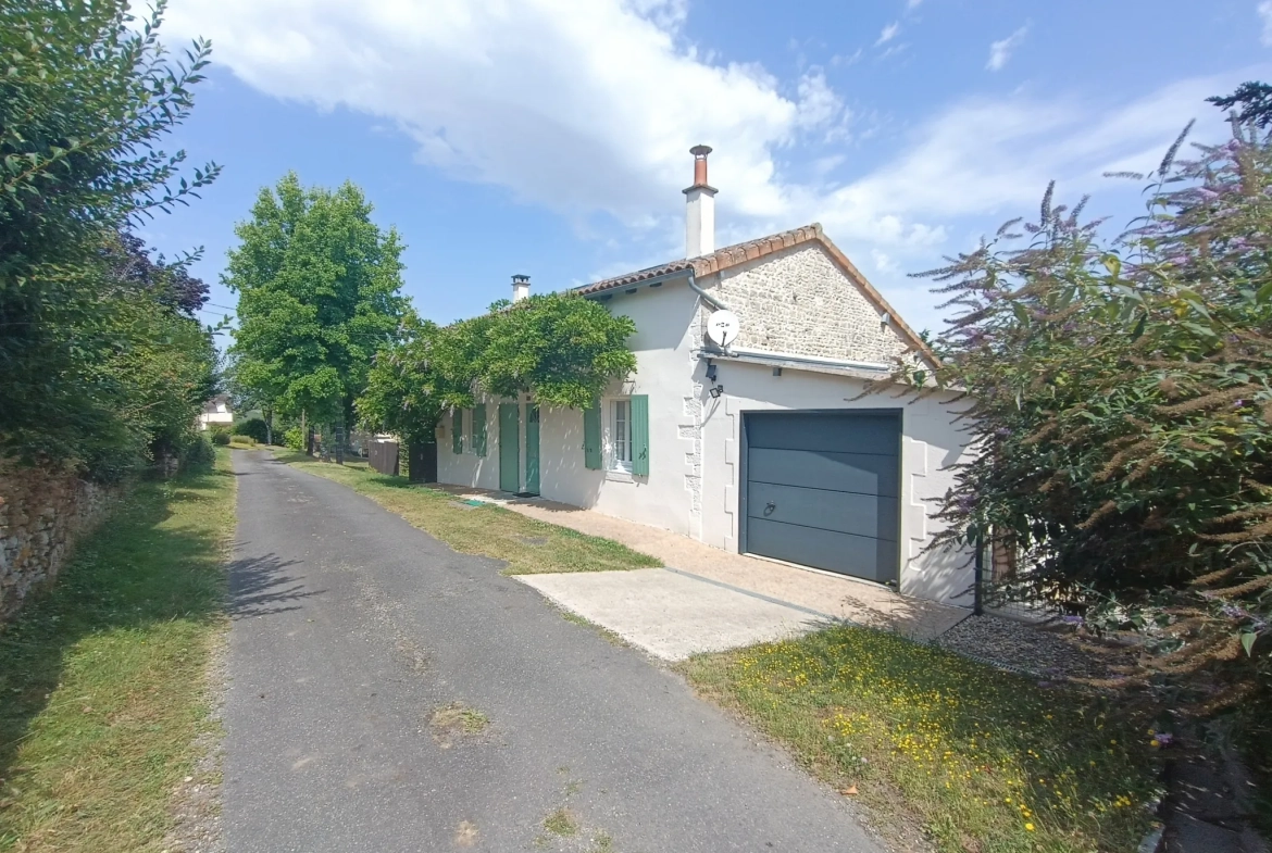 Maison de campagne en pierre à Bioussac (16700) avec jardin, terrasse et garage 